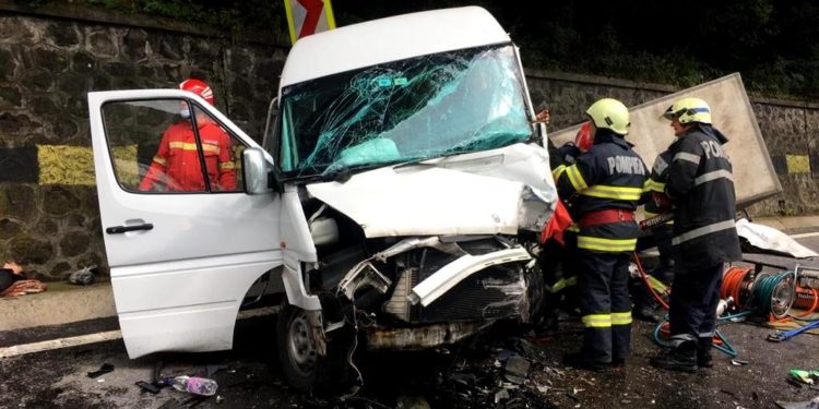 Accident grav, în România, cu implicarea unui microbuz cu moldoveni. 13 persoane au fost rănite | FOTO