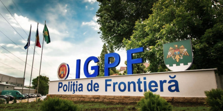 Polițiștii de Frontieră ar fi „pierdut” un microbuz cu marfă de contrabandă, după ce ar fi adormit, la Briceni | FOTO