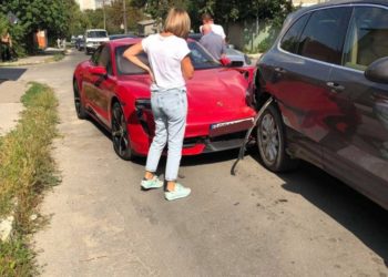Accident de lux în Capitală: Două Porsche-uri și un Volkswagen au fost avariate | FOTO