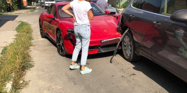Accident de lux în Capitală: Două Porsche-uri și un Volkswagen au fost avariate | FOTO