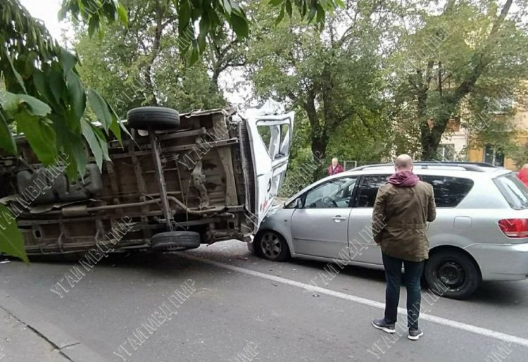 Accident ca în filme într-o intersecție din Tiraspol. Momentul în care o ambulanță este lovită şi răsturnată | VIDEO/FOTO