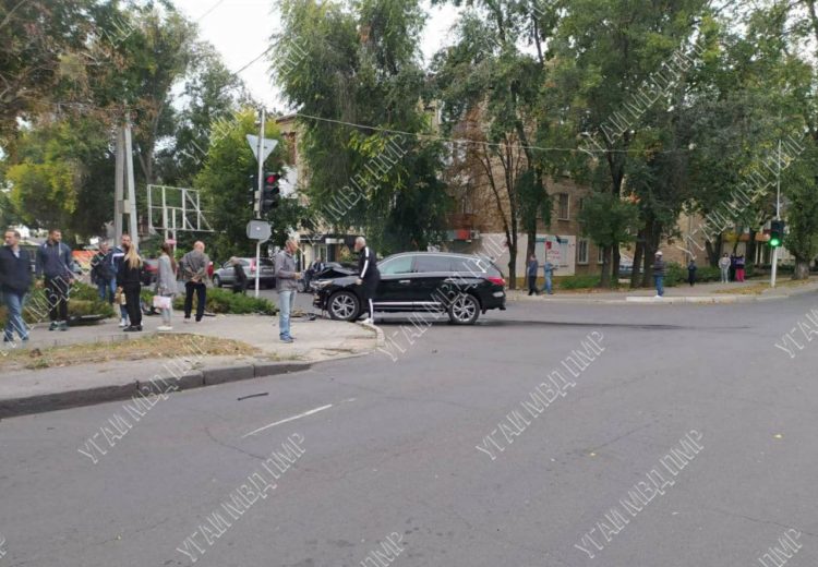 Accident ca în filme într-o intersecție din Tiraspol. Momentul în care o ambulanță este lovită şi răsturnată | VIDEO/FOTO