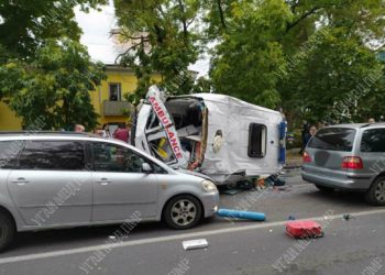 Accident ca în filme într-o intersecție din Tiraspol. Momentul în care o ambulanță este lovită şi răsturnată | VIDEO/FOTO