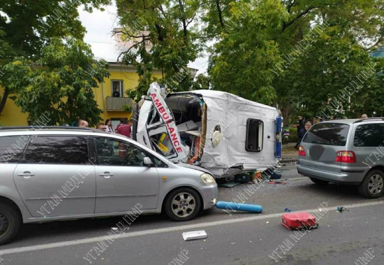 Accident ca în filme într-o intersecție din Tiraspol. Momentul în care o ambulanță este lovită şi răsturnată | VIDEO/FOTO