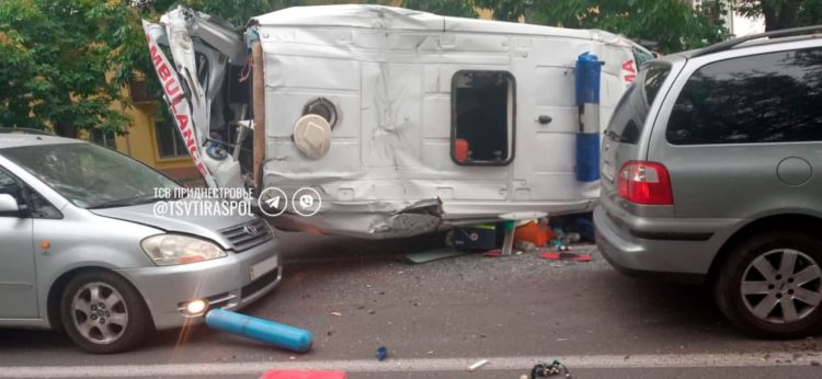 Accident ca în filme într-o intersecție din Tiraspol. Momentul în care o ambulanță este lovită şi răsturnată | VIDEO/FOTO