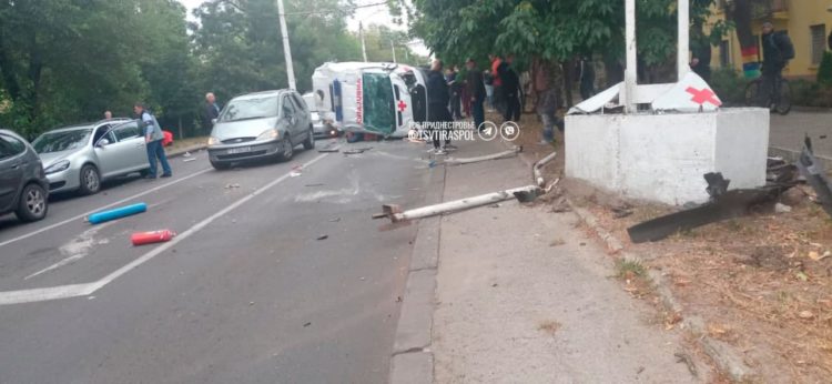 Accident ca în filme într-o intersecție din Tiraspol. Momentul în care o ambulanță este lovită şi răsturnată | VIDEO/FOTO