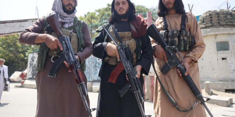 Talibanii sunt acuzați că au ucis o femeie însărcinată, fostă polițistă, chiar în fața familiei ei