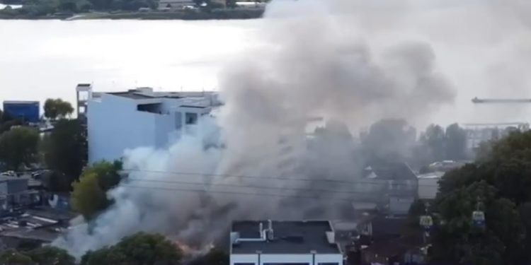 Incendiu devastator în Mamaia: trei terase au ars ca o torță, mai multe butelii au explodat. Turiștii i-au ajutat pe pompieri