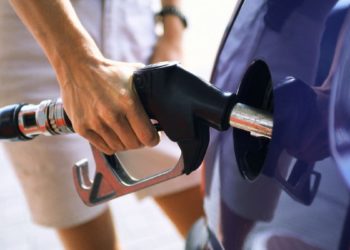 O nouă zi, o nouă scumpire. Prețul benzinei se apropie de 21 de lei