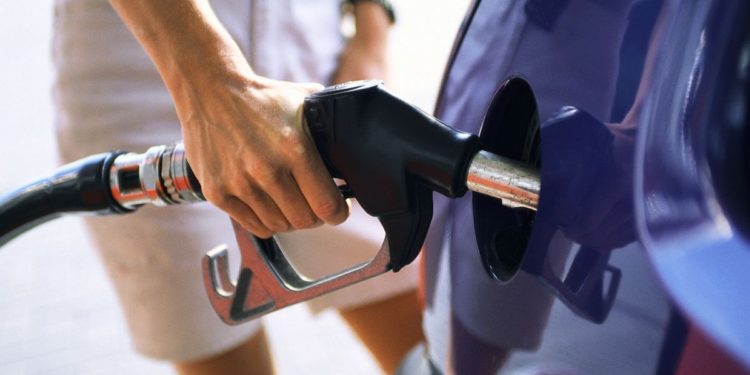 O nouă zi, o nouă scumpire. Prețul benzinei se apropie de 21 de lei