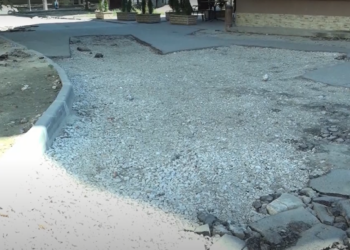 Una dintre străzile capitalei arată ca după un bombardament: Locuitorii au așteaptat reparațiile de mai bine de o lună | VIDEO