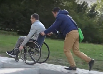 Activiști civici au testat parcul municipal Dendrariu: o rampă de acces pentru utilizatorii de cărucioare, în realitate s-a adeverit destul periculoasă și abruptă | VIDEO
