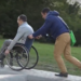 Activiști civici au testat parcul municipal Dendrariu: o rampă de acces pentru utilizatorii de cărucioare, în realitate s-a adeverit destul periculoasă și abruptă | VIDEO