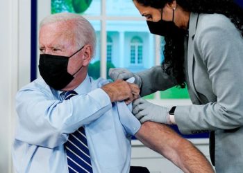 Байден в прямом эфире получил третью дозу вакцины против коронавируса