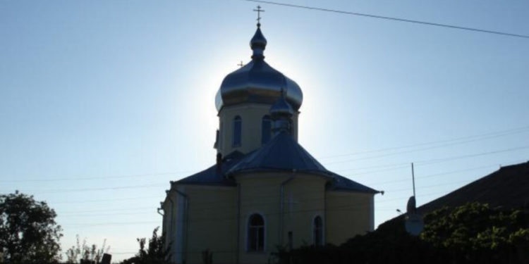 Situație incertă la biserica din Răzeni. Mitropolia Moldovei a numit un preot. Nu ar fi știut de conflictul familial