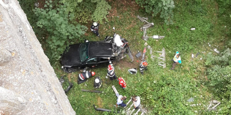 Un tânăr de 16 ani a căzut cu mașina într-o râpă de 20 de metri. Minorul a rămas încarcerat | FOTO