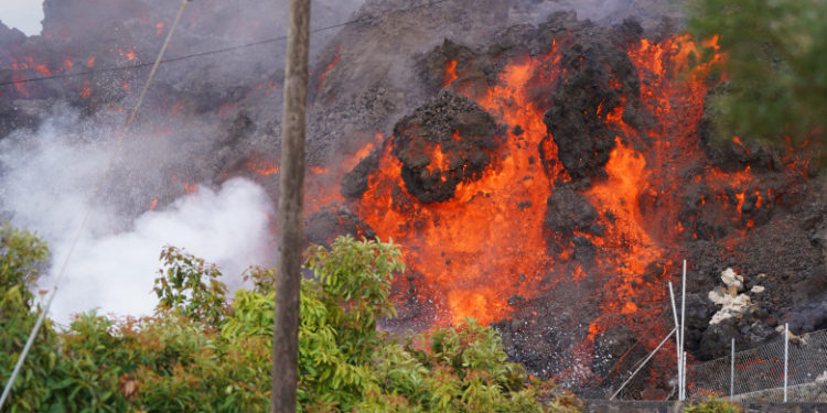 Vulcanul din La Palma, Spania, a emis deja peste 20.000 de tone de dioxid de sulf. Râul de lavă avansează cu 300 de metri pe oră spre ocean
