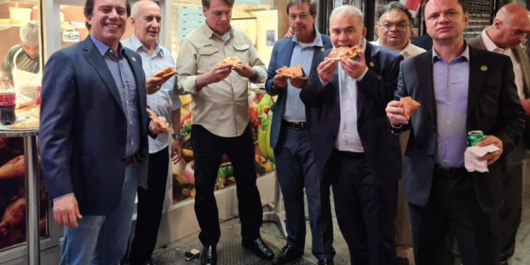 Pentru că nu este vaccinat, președintele Braziliei a fost obligat să mănânce pe stradă, la New York după vizita sa la Adunarea Generală a ONU