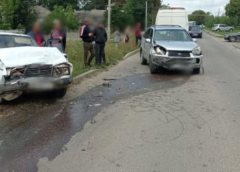 Un șofer beat a intrat cu Vaz-ul într-o Toyota, în care se afla și un copil. Două persoane, transportate la spital