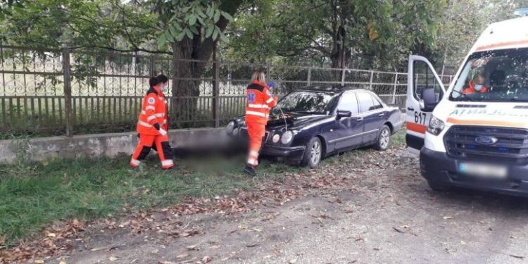 Edineț: Un bărbat, strivit de o mașină în timp ce se odihnea pe un scaun la poartă