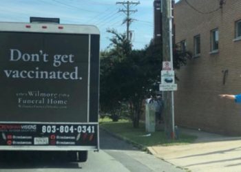 Mesaj pentru nevaccinați: O mașină funerară, pe care scrie NU VĂ VACCINAȚI, circulă pe străzile unui oraș din SUA | VIDEO
