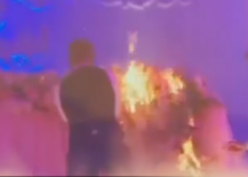 Momentul în care ia foc o masă cu decorațiuni, la o nuntă într-un cunoscut local dintr-o suburbie a Chișinăului | VIDEO