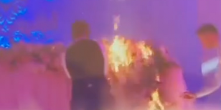 Momentul în care ia foc o masă cu decorațiuni, la o nuntă într-un cunoscut local dintr-o suburbie a Chișinăului | VIDEO