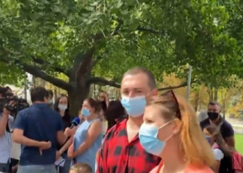 „Cui trebuie acest online?”. Câțiva părinți au protestat împotriva deciziei CNESP în fața Guvernului | VIDEO