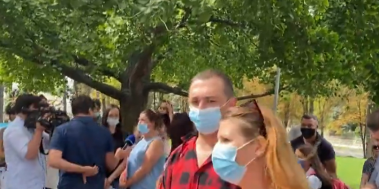 „Cui trebuie acest online?”. Câțiva părinți au protestat împotriva deciziei CNESP în fața Guvernului | VIDEO