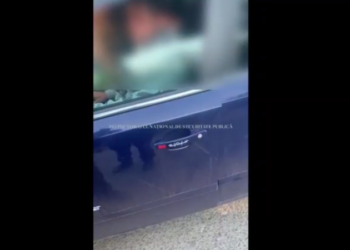 „Eu nu-i dau voie”: O femeie nu-i permite soțului, suspectat de polițiști că e beat la volan, să facă testul la alcool | VIDEO