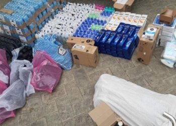Telefoane mobile, măști de protecție și haine, găsite ascunse în tavanul unui microbuz