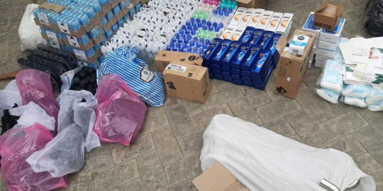 Telefoane mobile, măști de protecție și haine, găsite ascunse în tavanul unui microbuz