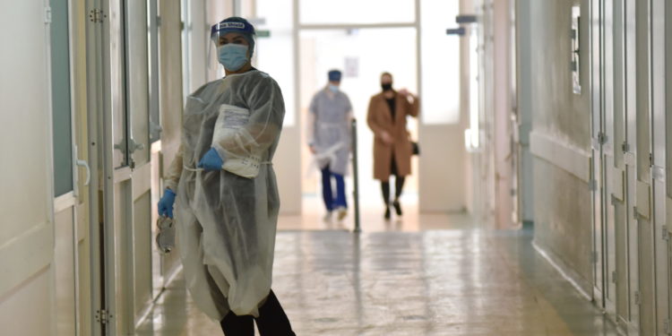 Cinci decese și 579 cazuri noi de infectare cu COVID-19. Câte persoane erau vaccinate?