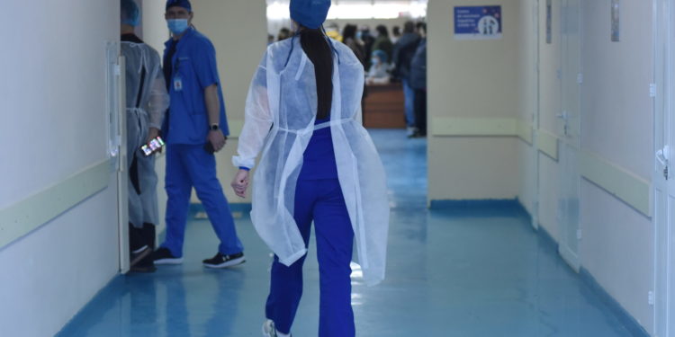 Alți 710 moldoveni au fost testați pozitiv cu coronavirus. Opt persoane au murit, inclusiv un minor