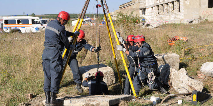 Un bărbat căzut într-un rezervor pentru apă, la adâncimea de 3 metri. A fost salvat de pompierii din Cimișlia