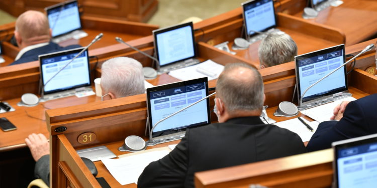 Aprobat în lectură finală. Șefii mai multor instituții publice vor putea fi demiși în urma controlului parlamentar