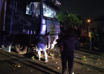 Două accidente grave produse concomitent, în țară. Un TIR a intrat în peretele unei case, iar un motociclist s-a izbit într-o poartă  | VIDEO