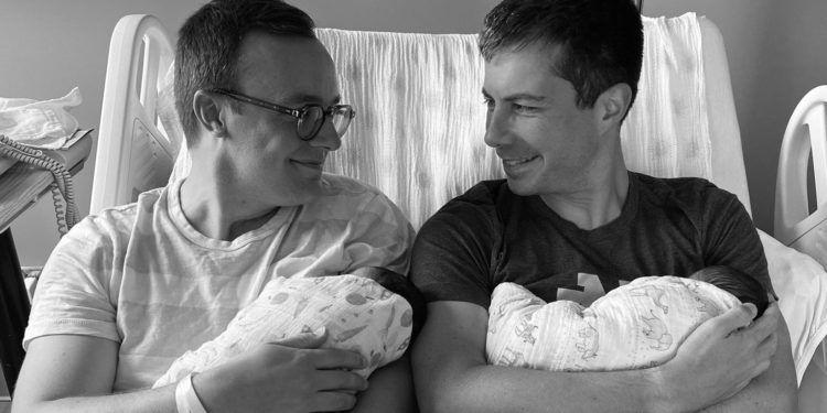 Primul ministru gay din istoria SUA, Pete Buttigieg, și soțul său au devenit părinții unor gemeni. Anunțul făcut de la Casa Albă