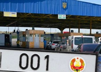 Mașinile din stânga Nistrului nu mai pot intra în Ucraina: șoferii sunt nevoiți să se întoarcă din drum, iar pasagerii au traversat vama pe jos | VIDEO