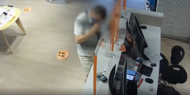 A prejudiciat o companie de telefonie mobilă cu suma de 22 000 lei. Un individ riscă până la 3 ani de închisoare | VIDEO