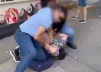 Un bărbat pus la pământ, de către oamenii legii, în timp ce vindea droguri, în centrul capitalei | VIDEO