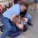 Un bărbat pus la pământ, de către oamenii legii, în timp ce vindea droguri, în centrul capitalei | VIDEO