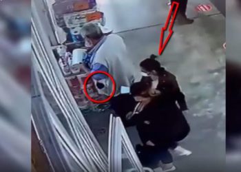 Momentul în care două femei buzunăresc un bărbat, în magazin. I-au furat 18.000 de lei | VIDEO