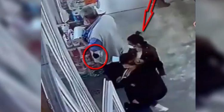Momentul în care două femei buzunăresc un bărbat, în magazin. I-au furat 18.000 de lei | VIDEO