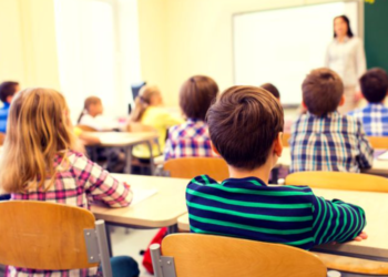 Elevii revin în școli, dar nu toți! Circa 100 de licee vor continua predarea online