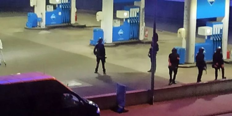 Un casier a fost împușcat mortal după ce i-a cerut unui client să poarte mască