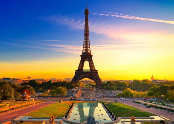 В Париже протестующие забросали полицейских бутылками и петардами | VIDEO