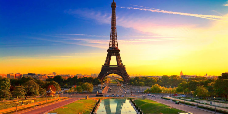 В Париже протестующие забросали полицейских бутылками и петардами | VIDEO