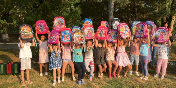 По инициативе Илана Шора первоклассники из города и района Оргеев получили в подарок рюкзаки и канцтовары