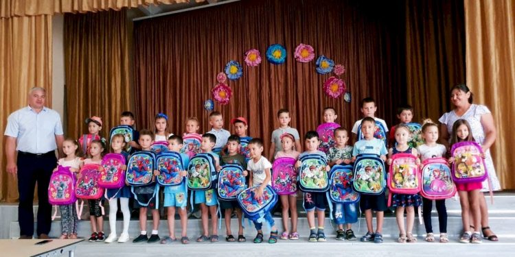 По инициативе Илана Шора первоклассники из города и района Оргеев получили в подарок рюкзаки и канцтовары